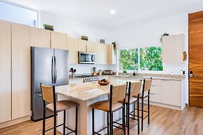 Beautiful Condo With Shared Pool, Full Kitchen, & Private W/D