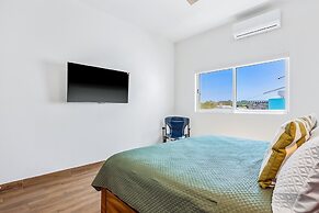 Beautiful Condo With Shared Pool, Full Kitchen, & Private W/D