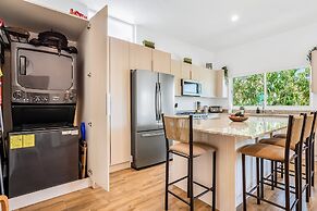 Beautiful Condo With Shared Pool, Full Kitchen, & Private W/D