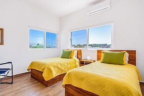 Beautiful Condo With Shared Pool, Full Kitchen, & Private W/D