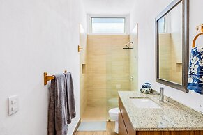 Beautiful Condo With Shared Pool, Full Kitchen, & Private W/D