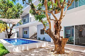 Beautiful Condo With Shared Pool, Full Kitchen, & Private W/D