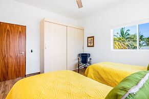 Beautiful Condo With Shared Pool, Full Kitchen, & Private W/D