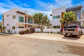 Beautiful Condo With Shared Pool, Full Kitchen, & Private W/D