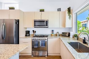Beautiful Condo With Shared Pool, Full Kitchen, & Private W/D
