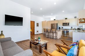 Beautiful Condo With Shared Pool, Full Kitchen, & Private W/D