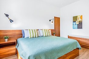 Beautiful Condo With Shared Pool, Full Kitchen, & Private W/D