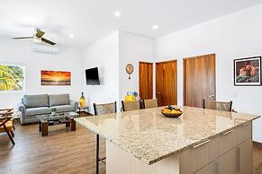 Beautiful Condo With Shared Pool, Full Kitchen, & Private W/D