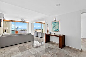 Stylish Oceanview Suite With Infinity Pool, Full Kitchen & Bay-view Te