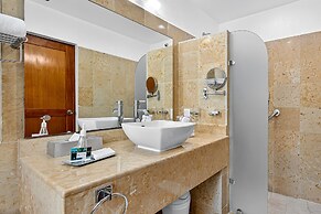 Stylish Oceanview Suite With Infinity Pool, Full Kitchen & Bay-view Te