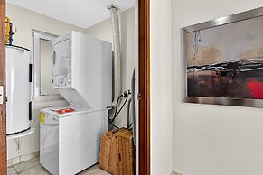 Stylish Oceanview Suite With Infinity Pool, Full Kitchen & Bay-view Te