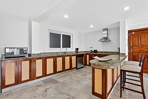 Stylish Oceanview Suite With Infinity Pool, Full Kitchen & Bay-view Te