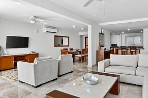Stylish Oceanview Suite With Infinity Pool, Full Kitchen & Bay-view Te
