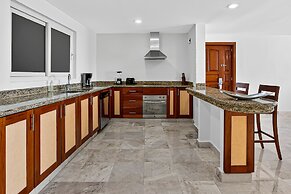 Stylish Oceanview Suite With Infinity Pool, Full Kitchen & Bay-view Te