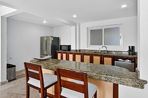 Stylish Oceanview Suite With Infinity Pool, Full Kitchen & Bay-view Te