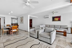 Stylish Oceanview Suite With Infinity Pool, Full Kitchen & Bay-view Te
