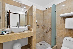 Stylish Oceanview Suite With Infinity Pool, Full Kitchen & Bay-view Te