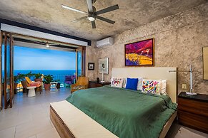 Charming Condo Featuring Ocean Views, Pool & Private Terrace