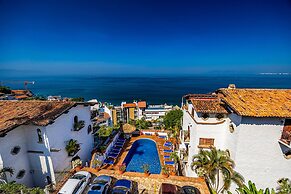 Charming Condo Featuring Ocean Views, Pool & Private Terrace