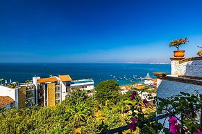 Charming Condo Featuring Ocean Views, Pool & Private Terrace