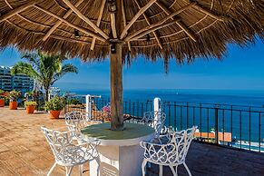 Charming Condo Featuring Ocean Views, Pool & Private Terrace