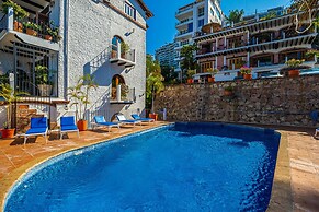 Charming Condo Featuring Ocean Views, Pool & Private Terrace
