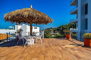 Charming Condo Featuring Ocean Views, Pool & Private Terrace