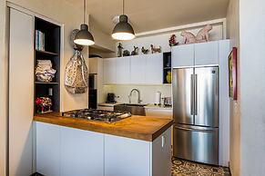 Charming Condo Featuring Ocean Views, Pool & Private Terrace