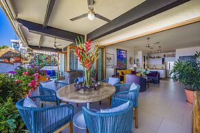 Charming Condo Featuring Ocean Views, Pool & Private Terrace