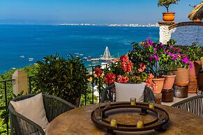 Charming Condo Featuring Ocean Views, Pool & Private Terrace