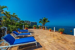 Charming Condo Featuring Ocean Views, Pool & Private Terrace