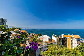 Charming Condo Featuring Ocean Views, Pool & Private Terrace