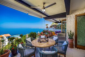 Charming Condo Featuring Ocean Views, Pool & Private Terrace