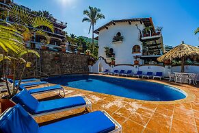 Charming Condo Featuring Ocean Views, Pool & Private Terrace