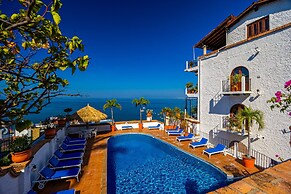 Charming Condo Featuring Ocean Views, Pool & Private Terrace
