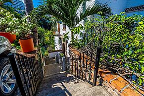 Charming Condo Featuring Ocean Views, Pool & Private Terrace