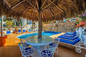 Charming Condo Featuring Ocean Views, Pool & Private Terrace