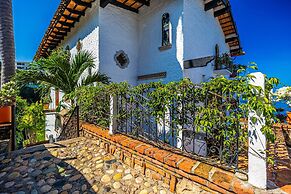 Charming Condo Featuring Ocean Views, Pool & Private Terrace