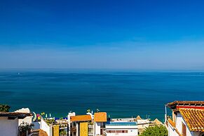 Charming Condo Featuring Ocean Views, Pool & Private Terrace