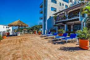 Charming Condo Featuring Ocean Views, Pool & Private Terrace