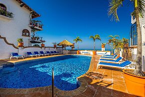 Charming Condo Featuring Ocean Views, Pool & Private Terrace