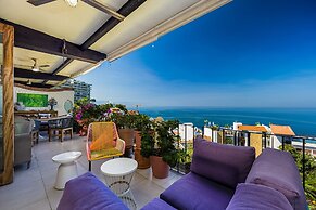 Charming Condo Featuring Ocean Views, Pool & Private Terrace