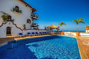 Charming Condo Featuring Ocean Views, Pool & Private Terrace