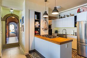 Charming Condo Featuring Ocean Views, Pool & Private Terrace