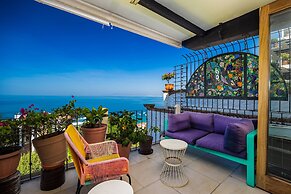 Charming Condo Featuring Ocean Views, Pool & Private Terrace