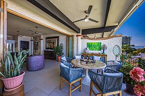 Charming Condo Featuring Ocean Views, Pool & Private Terrace
