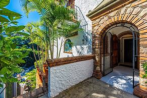 Charming Condo Featuring Ocean Views, Pool & Private Terrace