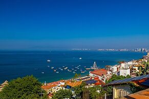 Charming Condo Featuring Ocean Views, Pool & Private Terrace