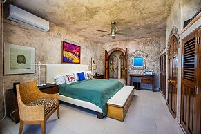 Charming Condo Featuring Ocean Views, Pool & Private Terrace
