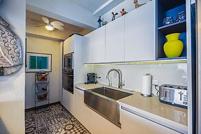 Charming Condo Featuring Ocean Views, Pool & Private Terrace